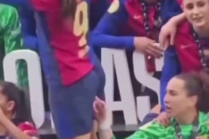 这。。。😆巴萨女足庆祝夺冠时给队友来个“千年杀”